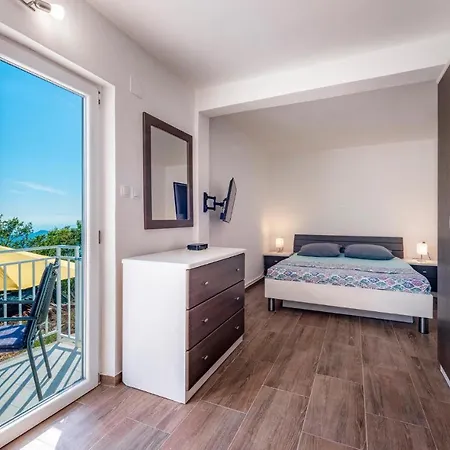 2 Bedroom Pet Friendly In Dubravica Holiday home
