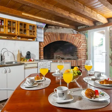 2 Bedroom Pet Friendly In Dubravica Holiday home